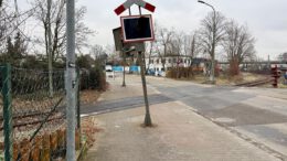 Blinklichtanlage an Bahnübergang in Großauheim beschädigt: Polizei geht von Unfallflucht aus