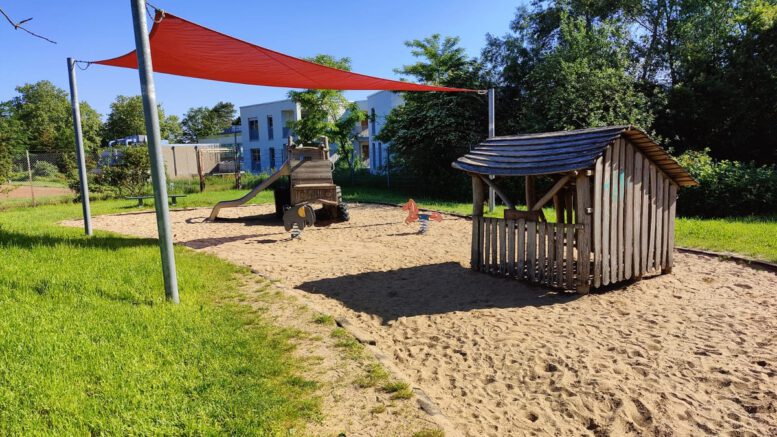 Hanau beginnt Reinigung von 189 Sandflächen auf Spielplätzen, in Kitas und an Schulen