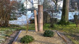 Hanau benennt Grab der Puppenmuseumsgründerin Gertrud Rosemann zur Ehrengrabstätte