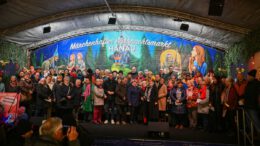 Hanau ehrt Ehrenamtliche: Bürgermeister überreicht E Card auf dem Weihnachtsmarkt Hanau ehrt Ehrenamtliche: Bürgermeister überreicht E Card auf dem Weihnachtsmarkt