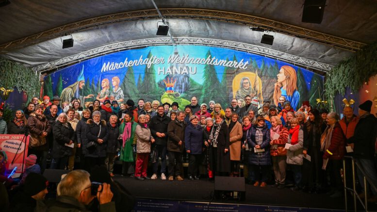 Hanau ehrt Ehrenamtliche: Bürgermeister überreicht E Card auf dem Weihnachtsmarkt