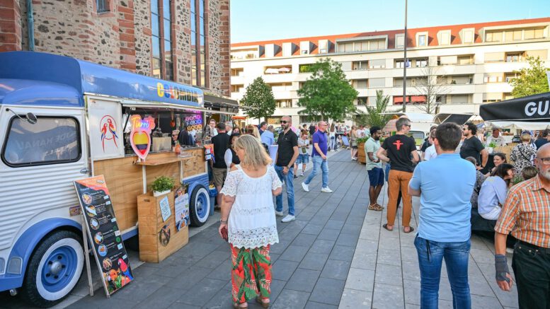 Hanau startet Open Air Saison: Feierabendmarkt eröffnet Woche mit Märkten, Musik und Programmhöhepunkten