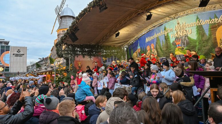 Hanau: Über 100 Stimmen auf dem Weihnachtsmarkt sorgen für 5 000 Euro Spende an Kinder und Jugendhospiz