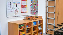 Hanau vergibt Ganztagsbetreuung für 16 Grundschulen und fordert vollständige Finanzierung