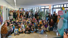 Kinder der Kita Sandeldamm ziehen singend und tanzend durch das Neustädter Rathaus