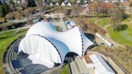 Kuppeldach über Amphitheater wird wieder montiert und leitet Vorbereitungen für die Festspiele ein