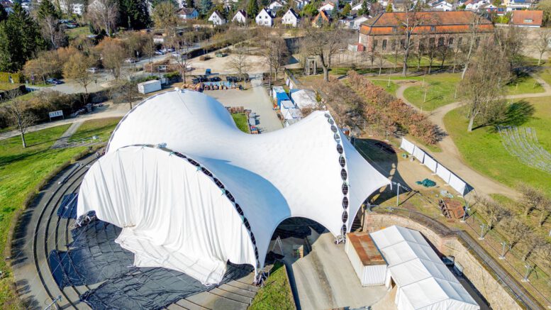 Kuppeldach über Amphitheater wird wieder montiert und leitet Vorbereitungen für die Festspiele ein