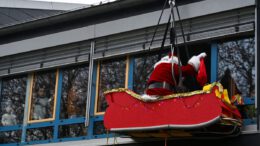 Nikolaus steigt vom Klinikdach: Feuerwehr Hanau überrascht Kinderstation Nikolaus steigt vom Klinikdach: Feuerwehr Hanau überrascht Kinderstation