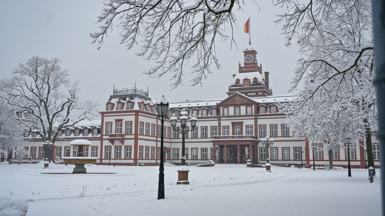 Schneefall legt Teile des städtischen Betriebs in Hanau lahm: Müllabfuhr ausgesetzt, Schulen geschlossen
